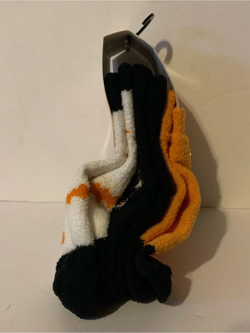 NWT. Peanuts Snoopy Halloween Glow-in-the-Dark Fuzzy Socks